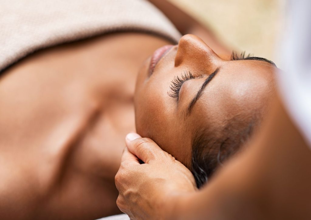 Massage visage tête ayurvédique
