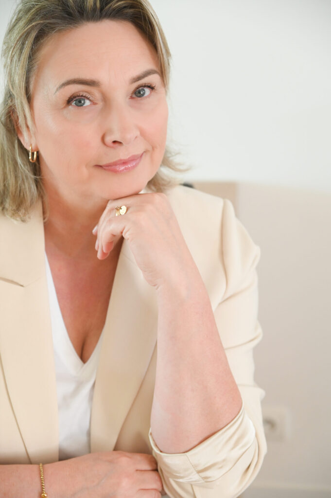 Portrait professionnel de praticienne, regard posé
