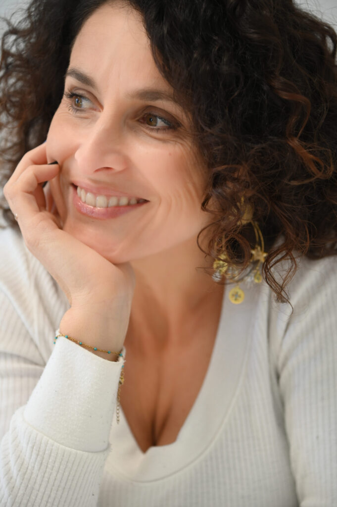 Portrait d’une femme de plus de 40 ans, souriante, pendant une séance photo