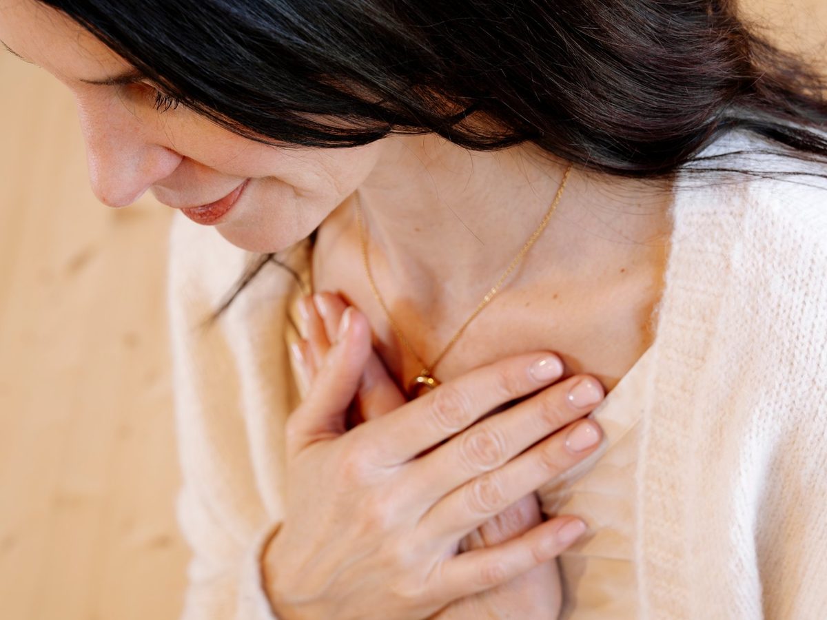 Mains posées sur le cœur, moment de respiration